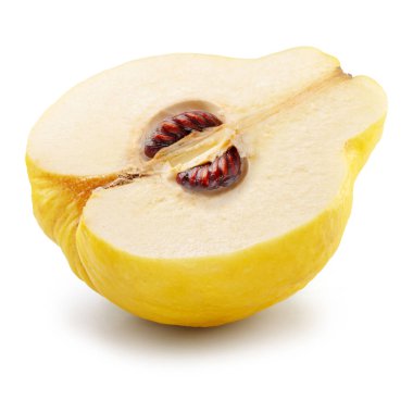 Beyaz arka planda izole edilmiş kahverengi tohumlu ayva meyvesinin boylamasına bölümü. Dosya kırpma yolu içeriyor.