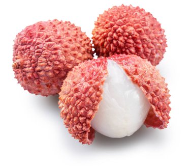 Lychee meyveleri ve beyaz arka planda yarı soyulmuş bir liçi. Dosya kırpma yolu içeriyor.