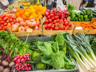 Çiftçi pazarındaki taze organik sebzeler ve sebzeler yakında..