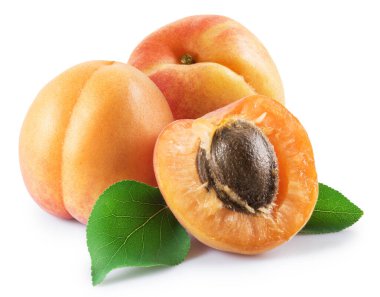 Yeşil yapraklı olgun kayısılar ve beyaz arka planda izole edilmiş yarım kayısı. Yollar kırpılıyor.