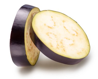 Patlıcan ya da patlıcan dilimleri beyaz arka planda izole edilmiş. Dosya kırpma yolu içeriyor.