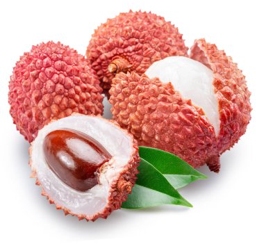 Yeşil yaprakları ve liçi kabuğu soyulmuş, beyaz arka planda yarı izole meyveler. Dosya kırpma yolu içeriyor.