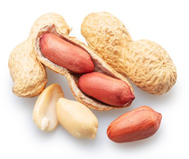 Fıstık ezmesi ve fıstık ezmesi beyaz arka planda izole edilmiş. Dosya kırpma yolları içeriyor.