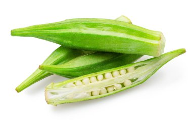 Bamya yeşili tohum kabukları ve beyaz arka planda izole edilmiş bamya kabuğu ve dilimler. Dosya kırpma yolları içeriyor.