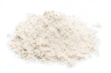 Beyaz arka planda beyaz buğday unu yığını. Makarna, pasta ve ekmek hazırlamak için ana malzeme olan pişirme ürünü.