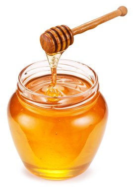 Beyaz arka planda bal kaşığından bal çanağına damlayan bal. Dosya kırpma yolu içeriyor.