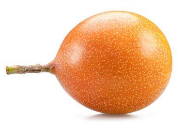 Beyaz arka planda izole Granadilla veya passiflora meyvesi.