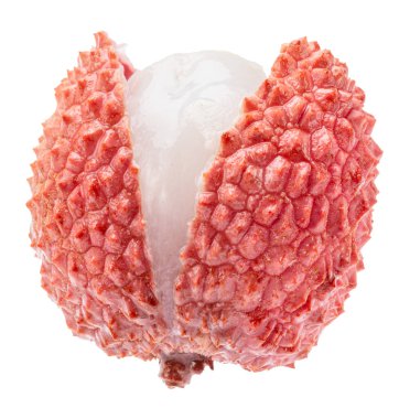 Kısmen soyulmuş kırmızı derili liçi meyvesi beyaz arka plandaki sulu eti ortaya çıkarıyor. Dosya kırpma yolu içeriyor.