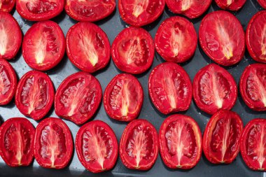 Bir sürü güneşte kurutulmuş erik domatesleri tepside..