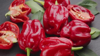 Kırmızı kırmızı kırmızı kırmızıbiberli habanero habanero biberleri habanero biberli yarım kare boyunca yavaşça hareket eder.