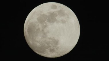 Gibbous 'un 11 Şubat 2025' te ağdalanması. Ayın aydınlık yüzeyi hızlı hareket eden bulutlar arasında yaklaşık% 99 'dur..
