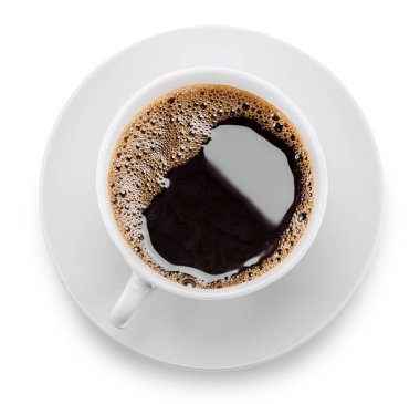 Beyaz arka planda beyaz tabakta kahve americano, üst manzara. Dosya kırpma yolu içeriyor.