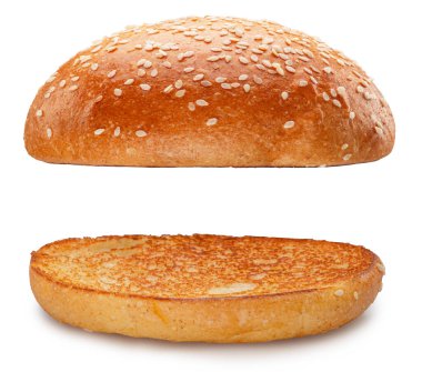 Hamburgerin iki parçası, beyaz arka planda susamlı. Dosya kırpma yolları içeriyor.