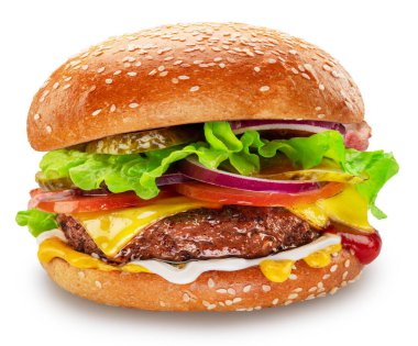 Beyaz arka planda sebzeli ve peynirli köfteli hamburger. Dosya kırpma yolu içeriyor.