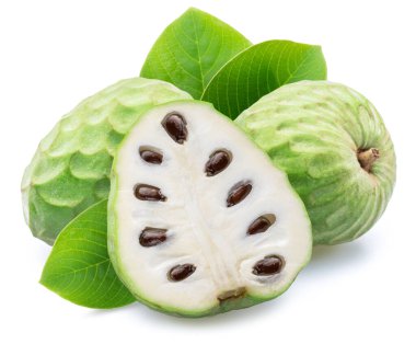 Beyaz arka planda izole edilmiş Cherimoya ya da muhallebi elması ve bir dilim meyve. Kesme yolu