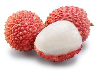 Lychee meyveleri ve beyaz arka planda yarı soyulmuş bir liçi. Dosya kırpma yolu içeriyor.