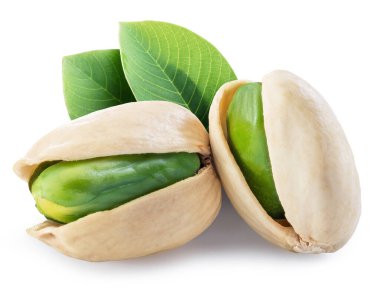 Beyaz arka planda fıstık kabuklu yeşil şam fıstığı. Kesme yolu