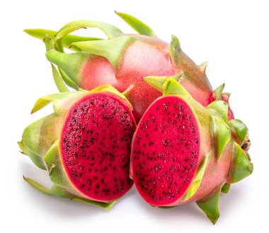 Ejderha meyvesi ve ejderha meyvesi beyaz arka planda yarı yarıya izole edilmiş. Dosya kırpma yolları içeriyor.