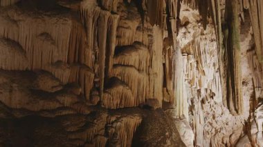 Nerja Mağaraları; Malaga; İspanya; Haziran 2024. Güzel sarkıtları olan doğal sanat eserleri, dikitler ve diğer kaya oluşumları.. 