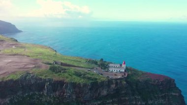 Muhteşem sahil manzarası, sonsuz okyanus ve Madeira Adası 'ndaki Ponta de Pargo yakınlarındaki deniz feneri.. 