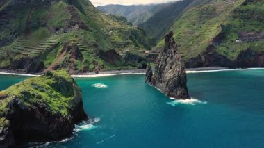 Madeira Adası 'ndaki Ribeira da Janela yakınlarındaki çarpıcı sahil ve kayalık adaların insansız hava aracı görüntüsü. 