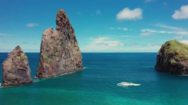 Madeira Adası 'ndaki Ribeira da Janela yakınlarındaki çarpıcı sahil ve kayalık adaların insansız hava aracı görüntüsü. 