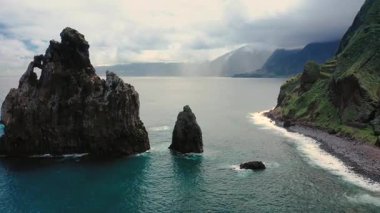 Madeira Adası 'ndaki Ribeira da Janela yakınlarındaki çarpıcı sahil ve kayalık adaların insansız hava aracı görüntüsü. 