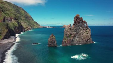 Madeira Adası 'ndaki Ribeira da Janela yakınlarındaki çarpıcı sahil ve kayalık adaların insansız hava aracı görüntüsü. 