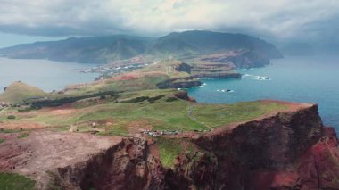 Ponta de So Loureno 'nun muhteşem kıyı şeridi ve çarpıcı manzarasının insansız hava aracı görüntüsü, Madeira Adası' nın en doğu noktası, dramatik manzaralar ve okyanus manzaralarıyla çevrili unutulmaz lüks kaçış..