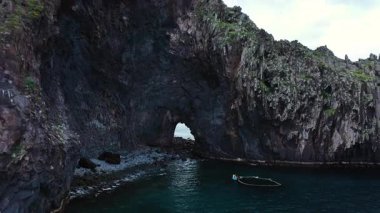 Ponta de So Loureno 'nun muhteşem kıyı şeridi ve çarpıcı manzarasının insansız hava aracı görüntüsü, Madeira Adası' nın en doğu noktası, dramatik manzaralar ve okyanus manzaralarıyla çevrili unutulmaz lüks kaçış..