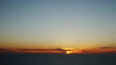 Portekiz 'deki Atlantik Okyanusu' nda çarpıcı kızıl gün batımı. Zaman aşımı videosu.