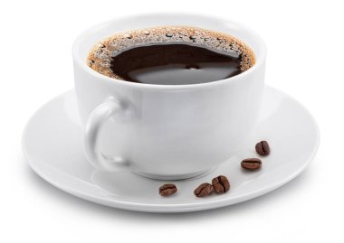 Beyaz tabakta bir fincan kahve ve beyaz arka planda birkaç kahve çekirdeği. Dosya kırpma yolu içeriyor.