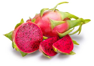 Beyaz arka planda izole ejderha meyveleri ve ejderha meyveleri. Dosya kırpma yolları içeriyor.