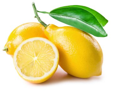 Yeşil yapraklı limon meyveleri ve beyaz arka planda izole edilmiş limon dilimleri. Dosya kırpma yolu içeriyor.