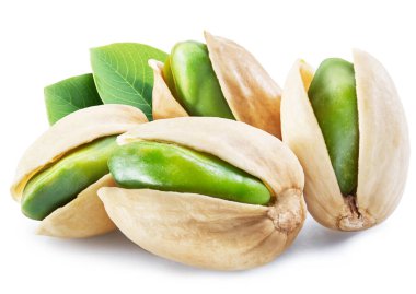 Beyaz arka planda fıstık kabuklu yeşil şam fıstığı. Kesme yolu