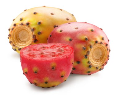 Opuntia meyvesi ya da dikenli armut kaktüsü ve opuntia beyaz arka planda yarı yarıya izole edilmiş. Dosya kırpma yolu içeriyor.