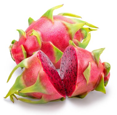 Ejderha meyvesi ve ejderha meyvesi beyaz arka planda yarı yarıya izole edilmiş. Dosya kırpma yolları içeriyor.