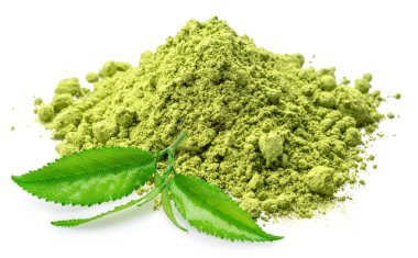 Kibrit çayı, ince öğütülmüş toz ve beyaz arka planda yeşil çay yaprakları. Dosya kırpma yolu içeriyor.