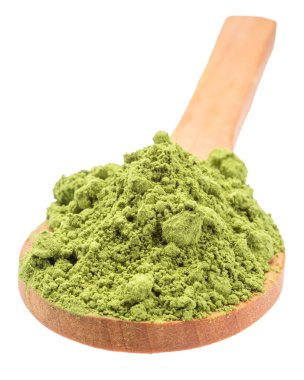 Tahta kaşık kibrit çayı, beyaz arka planda ince toprak tozu yeşil çay. Dosya kırpma yolu içeriyor.