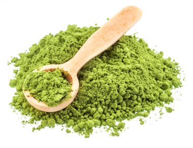 Tahta kaşık kibrit çayı, beyaz arka planda ince toprak tozu yeşil çay. Dosya kırpma yolu içeriyor.