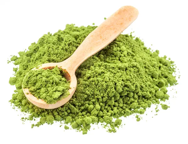 Tahta kaşık kibrit çayı, beyaz arka planda ince toprak tozu yeşil çay. Dosya kırpma yolu içeriyor.