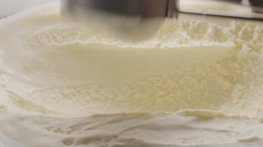 Dondurma kaşığıyla kaynatmak, yavaş çekim videosunu kapatmak..