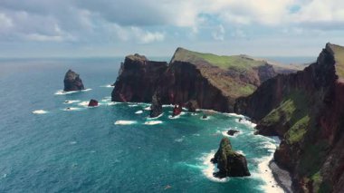 Ponta de So Loureno 'nun muhteşem kıyı şeridi ve çarpıcı manzarasının insansız hava aracı görüntüsü, Madeira Adası' nın en doğu noktası, dramatik manzaralar ve okyanus manzaralarıyla çevrili unutulmaz lüks kaçış..