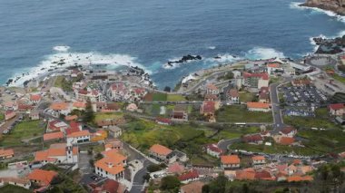 Güzel Porto Moniz köyü ve doğal yüzme havuzu manzarası. Dramatik manzaralar ve okyanuslarla çevrili unutulmaz lüks kaçış.. 