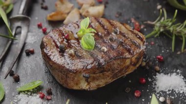  Pirzola bifteği ve sarımsak servis tahtasında..