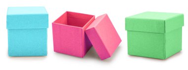 Beyaz arka planda izole edilmiş üç renkli hediye kutusu. Dosya kırpma yolları içeriyor.