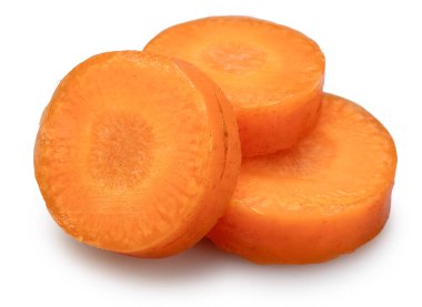 Beyaz arka planda izole edilmiş kırmızı havuç dilimleri. Dosya kırpma yolları içeriyor.