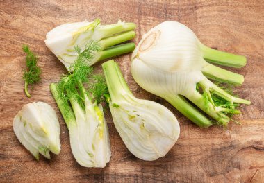 Floransa rezene ampulleri ya da ahşap masa manzaralı finocchio ampulleri.