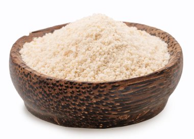 Manioc veya ahşap kasede beyaz arka planda manyok unu. Dosya kırpma yolu içeriyor.