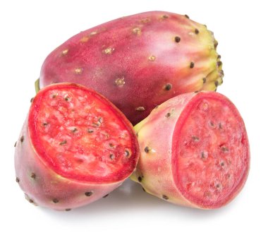 Opuntia meyvesi ya da dikenli armut kaktüsü ve opuntia beyaz arka planda yarı yarıya izole edilmiş. Dosya kırpma yolu içeriyor.